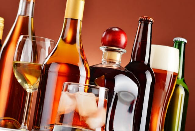 糖尿病の患者はお酒を控えるように指導されるという。その一方で、お酒は血糖値を下げるという話も聞く。どちらが本当なのだろうか。写真はイメージ＝(c)monticello-123RF