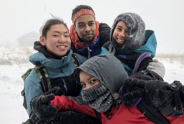 厳しい寒さと雪の中で行われたユナイテッド・ワールド・カレッジISAKジャパンのアウトドアプログラム＝同校提供