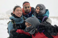 厳しい寒さと雪の中で行われたユナイテッド・ワールド・カレッジISAKジャパンのアウトドアプログラム=同校提供