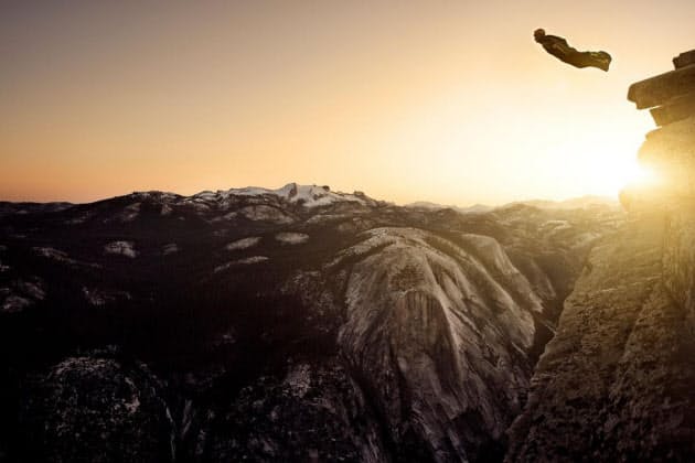 ウイングスーツジャンプ誕生年 死の連鎖絶てるか Nikkei Style ウイングスーツジャンプ誕生年 死の連鎖絶てるか Nikkei Style