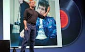 「アイチューンズ・ミュージックストア」の立ち上げを発表する米アップルの故スティーブ・ジョブズ氏（2003年4月、サンフランシスコ）