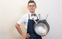 台所番長こと、合羽橋の老舗料理道具店、飯田屋の6代目、飯田結太氏。今、プロが注目しているチタン製の中華鍋は、サイズ違いを3つ重ねているのに片手で軽々持てるほど軽い