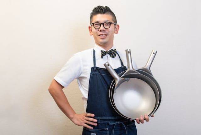 台所番長こと、合羽橋の老舗料理道具店、飯田屋の6代目、飯田結太氏。今、プロが注目しているチタン製の中華鍋は、サイズ違いを3つ重ねているのに片手で軽々持てるほど軽い