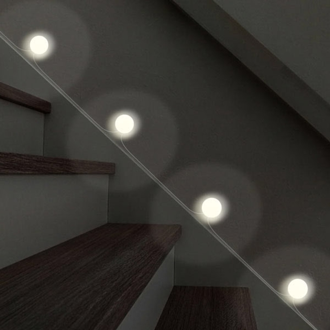 日本トラストテクノロジー 鏡やドレッサーにledを貼り付けて使う Ledメイクアップライト を発売 日本経済新聞