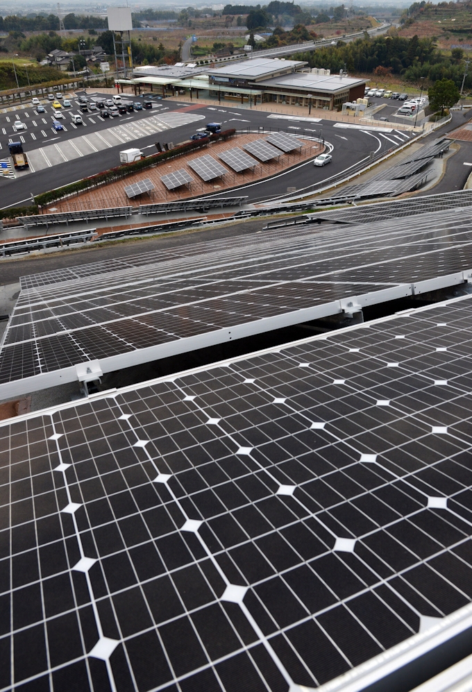 スーパーの屋根を発電所に メガソーラー構想が始動 日本経済新聞