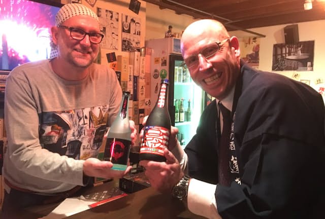 渡辺酒造店の蔵人コディさん（右）。日本に移住して15年目
