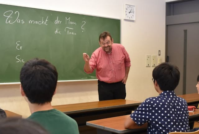 第2外国語のひとつ、ドイツ語の授業。大学でも教鞭（きょうべん）を執る先生が教える＝武蔵高等学校中学校提供