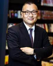 のろ・えいしろう 愛知工大工卒。学生時代から企業PRに携わり、出版社を経て日本テレビの「天才・たけしの元気が出るテレビ!!」で放送作家デビュー。戦略PRコンサルタントとしても著作多数。愛知県出身。