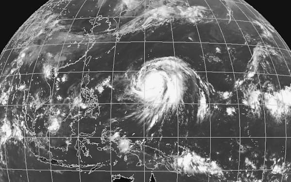 台風19号は南海上で「急速強化」と呼ばれる急激な発達を遂げた