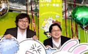 「LINE」の利用者数1億人突破で笑みを見せるNHN Japanの森川亮社長（左）と舛田淳執行役員（18日、東京都渋谷区）