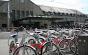 スマートシティのサービス創造では、柔軟な発想が求められる。写真は、独カールスルーエ駅前で実運用されている自転車のシェアリングサービスの例