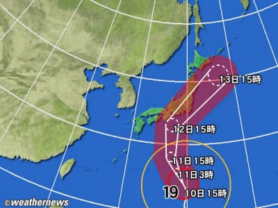 黄円は風速15m/s以上の強風域、赤円は25m/s以上の暴風域。白の点線は台風の中心が到達すると予想される範囲。薄い赤のエリアは暴風警戒域