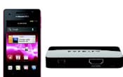 図5 近距離映像伝送方式「Miracast」に対応するスマートフォン(左、ソニーモバイルコミュニケーションズ製「Xperia AX SO-01E」)やテレビ接続用アダプター(右、米ネットギア製「PTV3000」)が2012年末に登場した