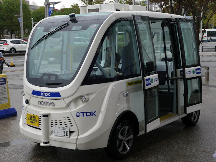 ハンドルない自動運転バスに乗れる Ceatecで公道走行 日本経済新聞