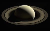 2016年10月、NASAのカッシーニ探査機が撮影した最後の土星の画像。その3年後、土星に20個の新たな衛星が発見され、合計82個となった（PHOTOGRAPH BY NASA/JPL-CALTECH/SPACE SCIENCE INSTITUTE）