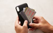 「フォンケース 3カード」はクレジットカードなどを3枚収納できるiPhone用のスマホケース