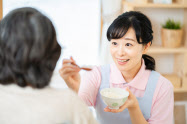 介護ヘルパーの人手確保は各地でサービス維持の重荷になっている。 写真はイメージ=PIXTA