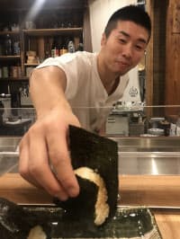 「おにぎり竜」(大阪市北区)の店主は元ボクシング世界チャンピオンの山中竜也(24)