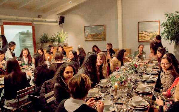 ドロップボックスが主催したIT企業の女性リーダーを招いての食事会。同社の女性も参加し、ロールモデルを見つけたり、ネットワークを作ったりしている