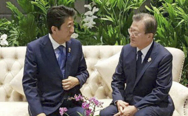 4日、バンコク郊外で歓談する安倍首相(左)と韓国の文在寅大統領=韓国大統領府提供、聯合・共同 4日、バンコク郊外で歓談する安倍首相(左)と韓国の文在寅大統領=韓国大統領府提供、聯合・共同