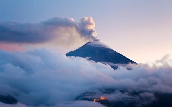 薄明かりの中、噴煙を上げるエクアドルのトゥングラワ火山。火山噴火は、地球が内部に蓄えた炭素を表面に戻す方法の1つだ（PHOTOGRAPH BY MIKE THEISS, NAT GEO IMAGE COLLECTION）
