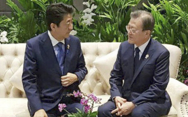 4日、バンコク郊外で歓談する安倍首相(左)と韓国の文在寅大統領=韓国大統領府提供、聯合・共同 4日、バンコク郊外で歓談する安倍首相(左)と韓国の文在寅大統領=韓国大統領府提供、聯合・共同