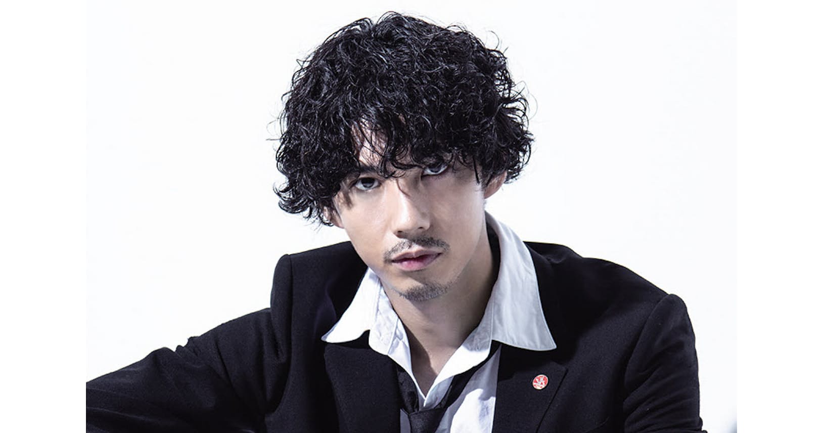 賀来賢人が刑事ドラマ コイツ大丈夫 と思わせる Nikkei Style 賀来賢人が刑事ドラマ コイツ大丈夫 と思わせる Nikkei Style