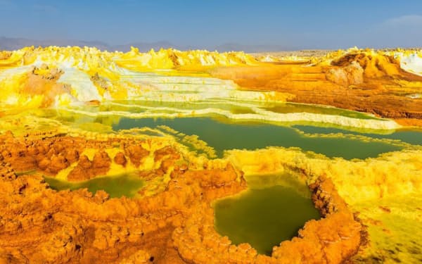 エチオピアのダナキル砂漠にあるダロル火山は、まさに人を寄せつけない場所だ。火山が陥没した地形には酸性の温泉や沸き立つ溶岩、塩を含んだ砂があり、有毒の蒸気が立ち上る。それでも、硫黄の水たまりや鉱物の塊には、微生物が繁栄している。科学者たちによれば、この地球の「地獄絵図」のような環境は、火星に見立てるのに最適なのだという（PHOTOGRAPH BY ROBERT HARDING PICTURE LIBRARY, NAT GEO IMAGE COLLECTION）