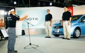 日産自動車九州の工場内で開催された新型ノートの披露会で、生産革新の決意表明を読み上げる現場リーダー