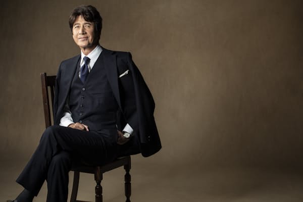 スーツ姿は軽やかに モデル時代にポーズ鍛えられた Nikkei Style スーツ姿は軽やかに モデル時代にポーズ鍛えられた Nikkei Style