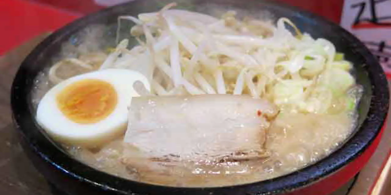 原始のマグマのように煮えたぎる 熱々 石器ラーメン Nikkei Style 原始のマグマのように煮えたぎる 熱々 石器ラーメン Nikkei Style