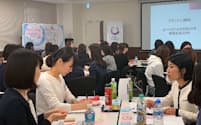 チェンジウェーブ（東京都港区）が18年に始めた「エリアカレッジ」は、関西で働く女性が他社の女性らと交流し議論ができる場だ
