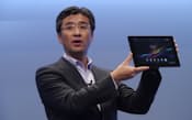 Xperia tablet Zを持つソニーモバイルの鈴木国正社長兼CEO