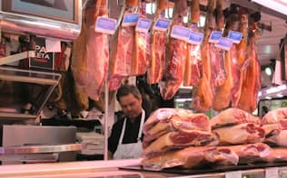 しゃれた公設市場として地元民にも観光客にも人気のラ・パス市場。食肉店には塊肉や骨付きハムが並ぶ