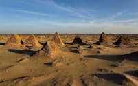スーダンのヌリ遺跡には、70万平方メートルの砂地に20基以上の古代ピラミッドが建っている（PHOTOGRAPH BY ROBBIE SHONE, NAT GEO IMAGE COLLECTION）