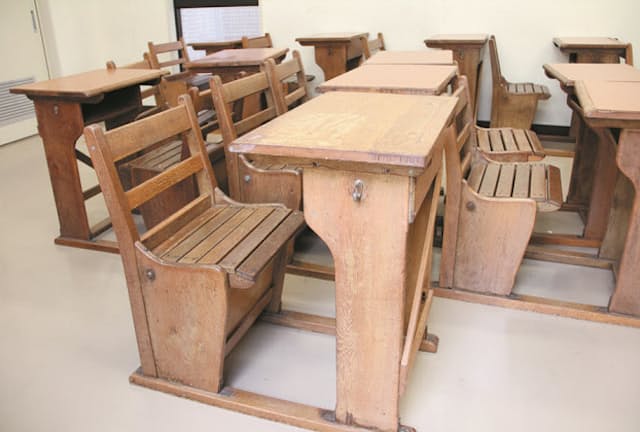 「辰馬さんの机」と呼ばれる、総楢（なら）材の武骨な机＝甲陽学院中学校・高等学校提供
