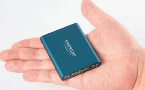 SSDは小型で持ち歩きに便利。USBメモリーと同程度のサイズの製品もある