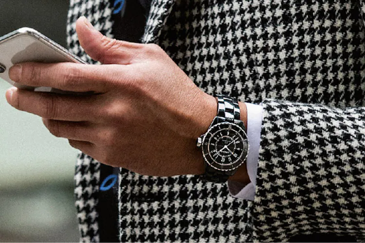 ブラック腕時計 白黒柄ジャケット クールさ際立つ Nikkei Style ブラック腕時計 白黒柄ジャケット クールさ際立つ Nikkei Style