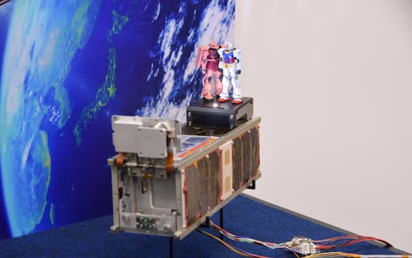 ガンダムとシャアザクのガンプラを搭載した超小型衛星「G-SATELLITE」のエンジニアモデル。秒速8kmで地球周回軌道を飛行しながら、東京2020大会へ応援メッセージを発信する（写真:久我智也）