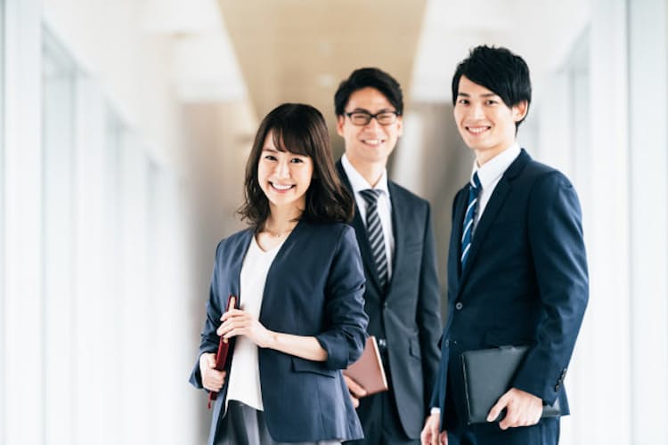 笑わない男 が持つ魅力 言葉より伝わる表情の威力 Nikkei Style 笑わない男 が持つ魅力 言葉より伝わる表情の威力 Nikkei Style