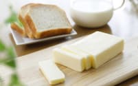 パンにつけて、料理の仕上げの風味づけ、お菓子の材料などに使われるバター=PIXTA