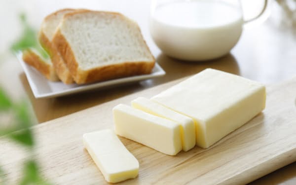 パンにつけて、料理の仕上げの風味づけ、お菓子の材料などに使われるバター=PIXTA