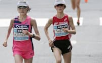 「マラソングランドチャンピオンシップ（MGC）」（東京五輪マラソン日本代表選考会）。20km付近で後続を引き離す前田穂南選手（手前左）と鈴木亜由子選手（同右）（代表撮影=共同）
