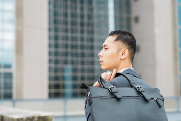 女がときめく男の装い デートは柔らかレザーバッグで Nikkei Style 女がときめく男の装い デートは柔らかレザーバッグで Nikkei Style
