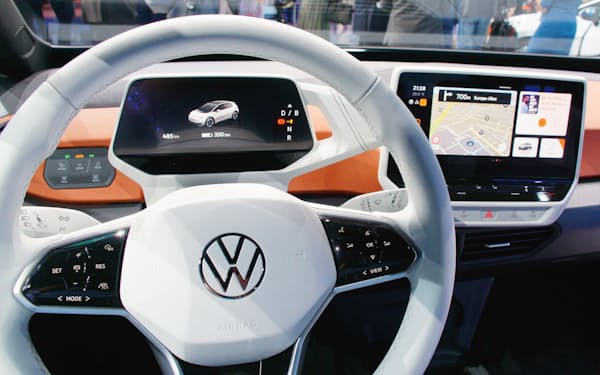 フォルクスワーゲンが自社開発のソフトウエア基盤を初めて搭載した電気自動車「ID.3」の内装。社運をかけてソフトウエア企業への転換を図る（撮影:日経Automotive）