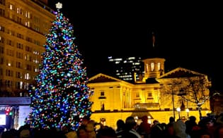 サンクスギビングの翌日には、パイオニアコートハウススクエアのクリスマスツリーが点灯