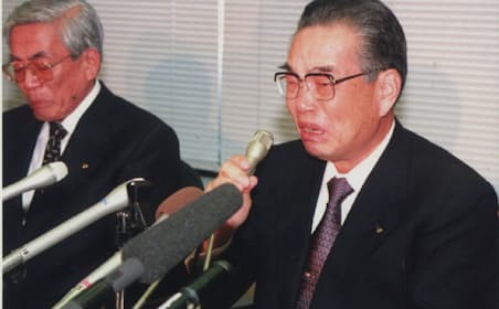 1997年11月24日、自主廃業を発表し、涙ながらに会見する山一証券の野沢正平社長（当時）