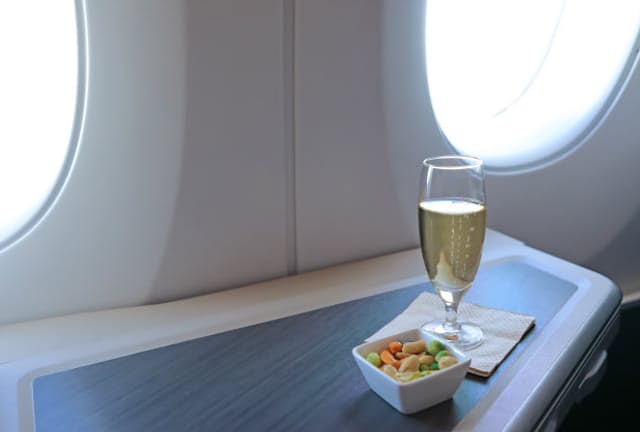 航空会社各社は機内ワインに力を入れている（写真はイメージ＝PIXTA）