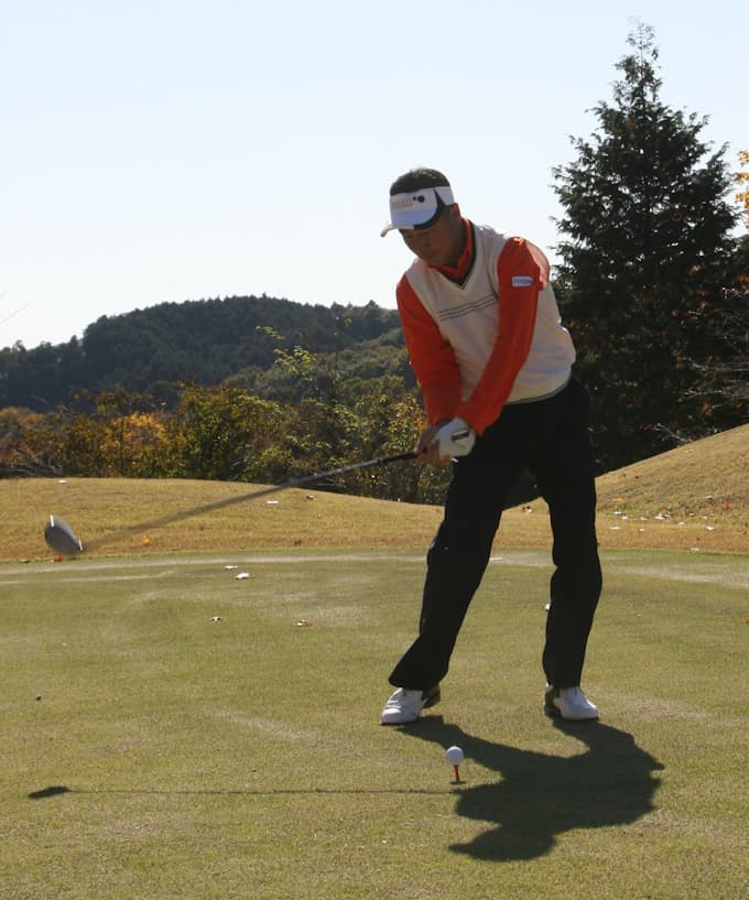 体の重さをヘッドに 力いらずの飛ばしの極意 中 日本経済新聞