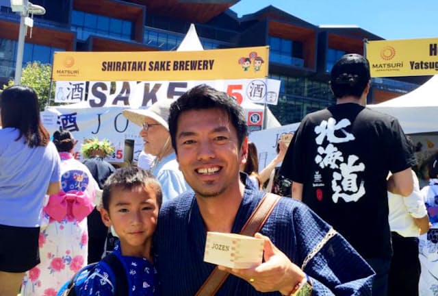 シドニーの日本人祭りに親子で参加する遠藤烈士さん